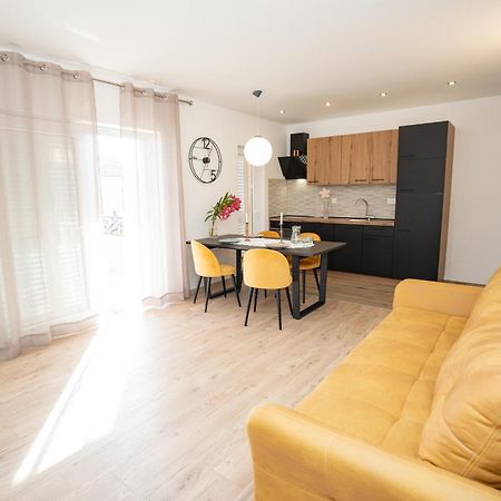 Apartments Tomulic Novalja Eksteriør billede