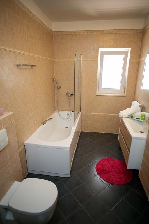 Apartments Tomulic Novalja Eksteriør billede